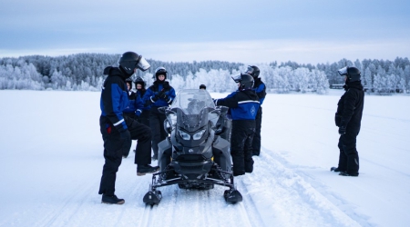 Sneeuwscootertocht over bevroren meren.